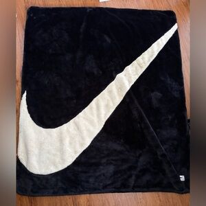 Nike Sportswear Big Swoosh Faux Fur Blanket Black & White  100% Authentic